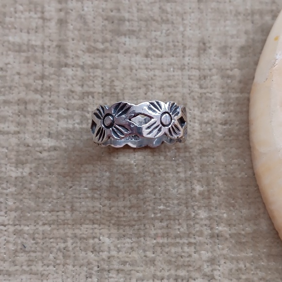 .925 Silver Flower Band Ring - Picture 4 of 7